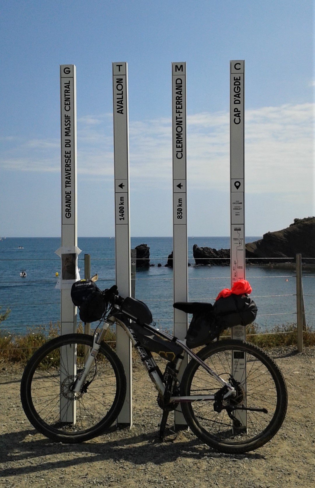 Vélo devant le totem du Cap d'Agde