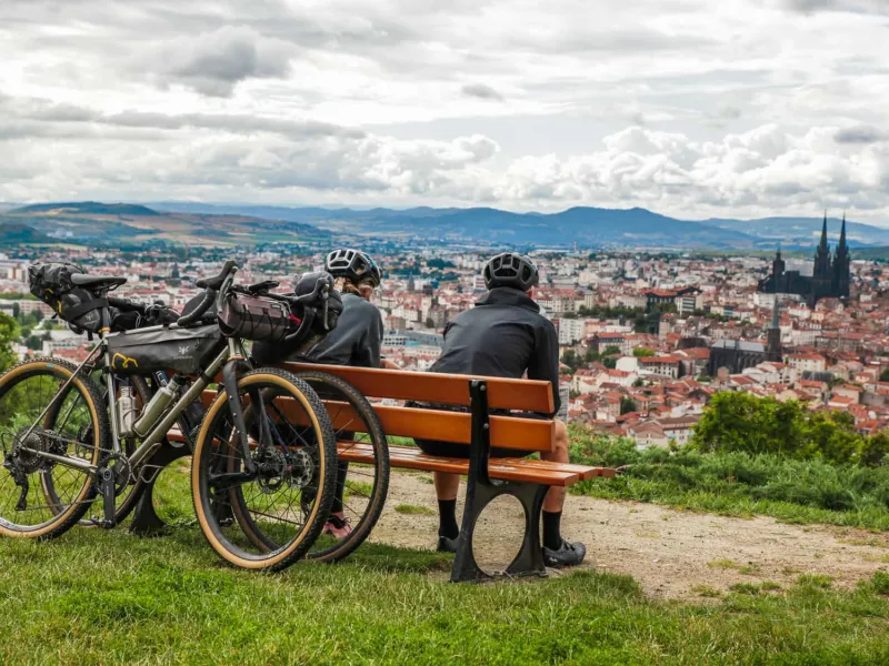 2 gravel assis sur un banc observant la ville de Clermont-Ferrand