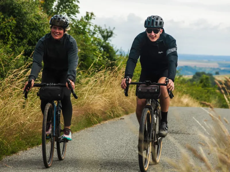 2 gravel sur petite route à Saint-Hilaire la Croix
