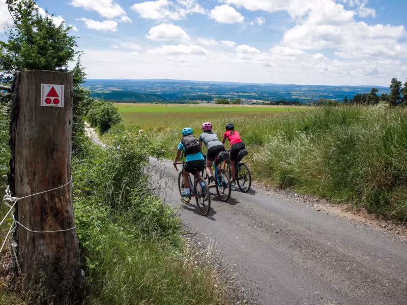 3 gravels sur petite route à Trailus