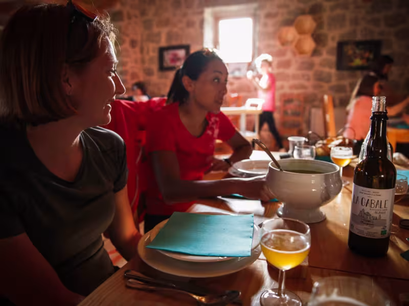 repas sur la GTMC au Domaine du Sauvage