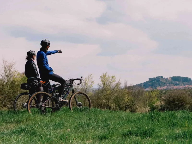 Gravel observant le Salagou