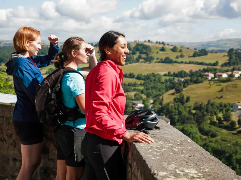 itinérantes observant le panorama depuis le belvèdere