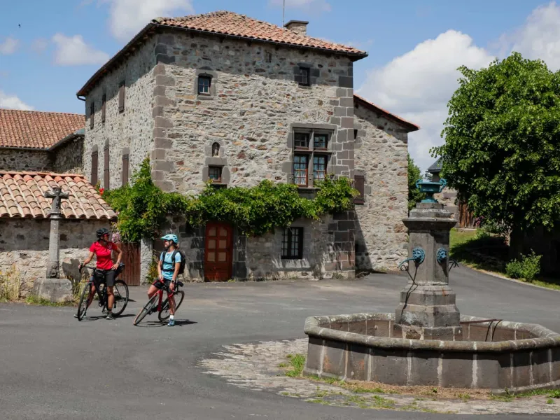 gravel sur la place de Ruynes-en-Margeride