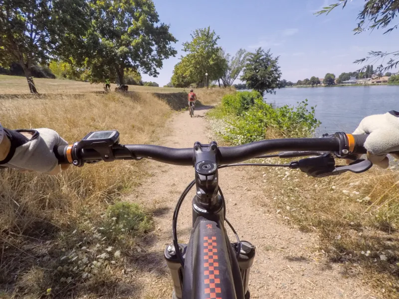 À VTT autour du plan d'eau de Bourbon-Lancy