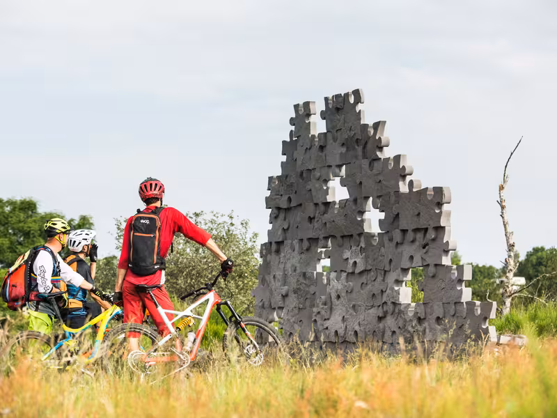 Land Art en pierres de Volvic - GTMC VTT
