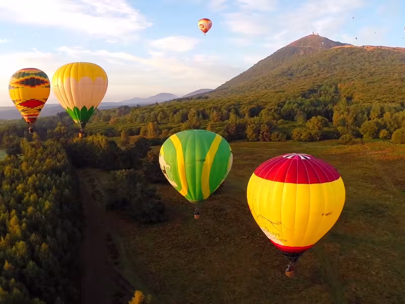Montgolfières au dessus du Puy de Dôme
