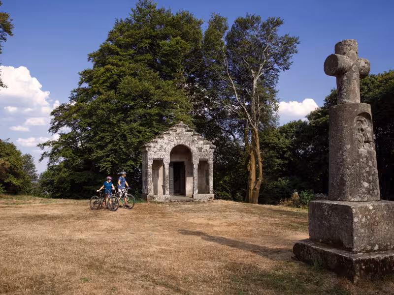 Chapelle et croix au Mont Beuvray