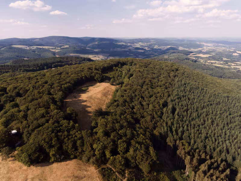 Vue aérienne sur le mont Beuvray 