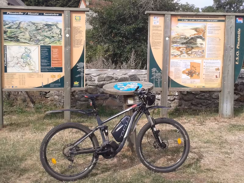 Panneau d'orientation à Chalinargues sur la GTMC à VTT