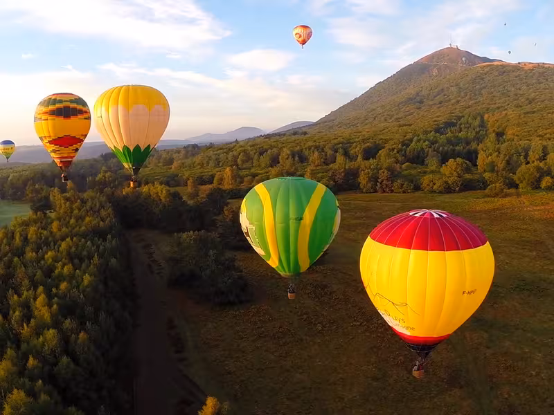 Montgolfières au dessus du Puy-de-Dôme
