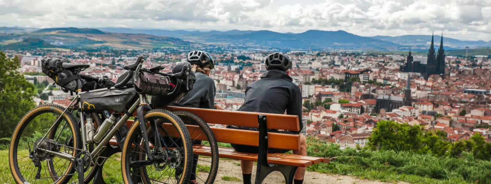 2 gravel assis sur un banc observant la ville de Clermont-Ferrand