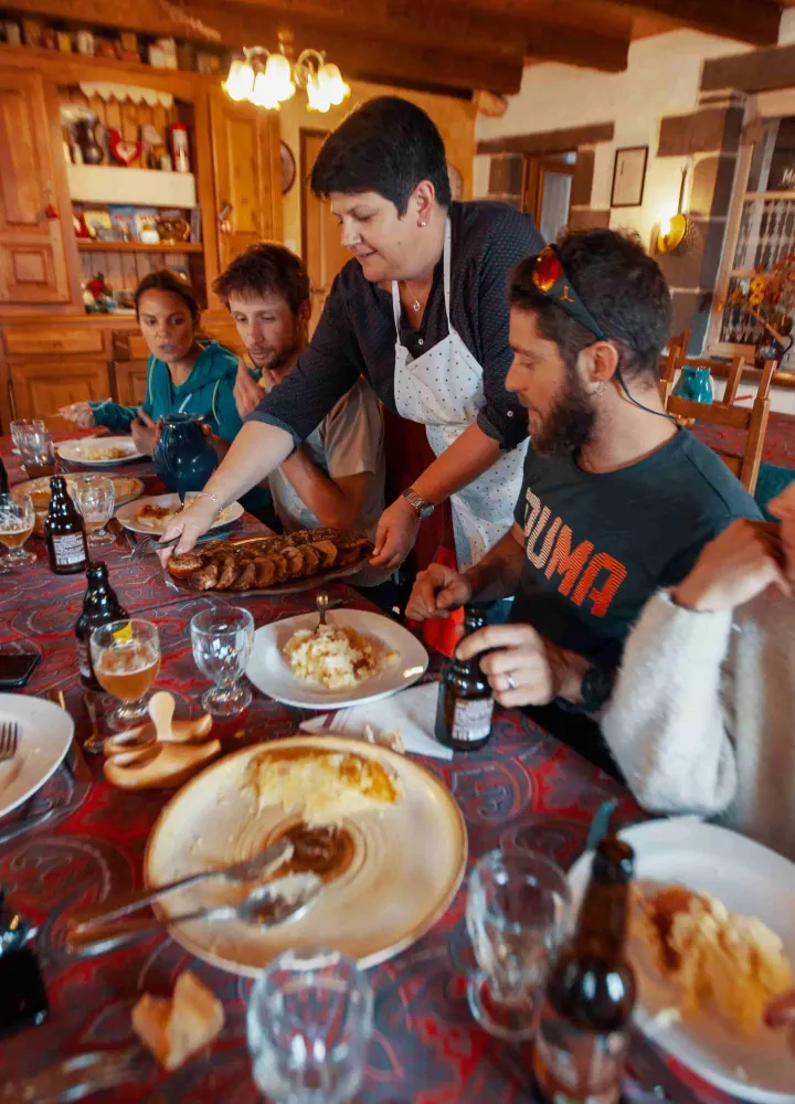 Repas autour d'une bière artisanale