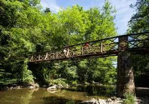 Pont de bois- 2 vététistes