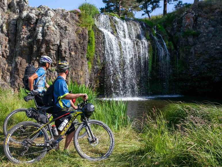 Vététistes devant la cascade des Veyrines