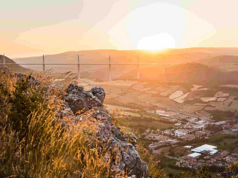 Coucher de soleil sur le viaduc de Millau