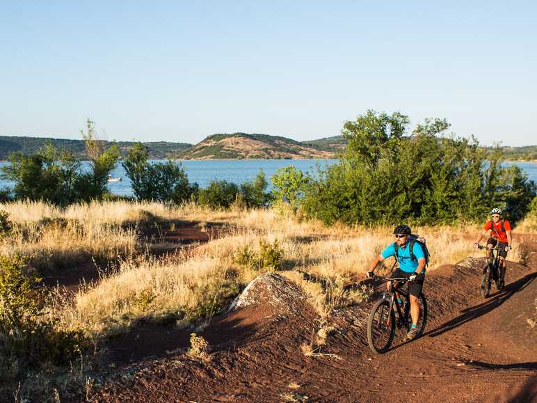 Au bord du lac du Salagou à VTT